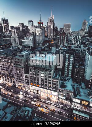 New York, USA - 19. März 2017: Aus der Vogelperspektive auf die Innenstadt von New York City mit Wolkenkratzern im Winter mit Schnee. Stockfoto
