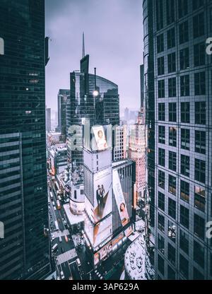 New York, USA - 19. März 2017: Luftaufnahme der Innenstadt von New York City im Winter mit Schnee. Stockfoto