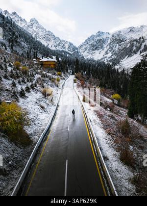 Luftaufnahme der Straße mit der Aussicht nach dem ersten Schnee in Almaty, Kasachstan. Stockfoto