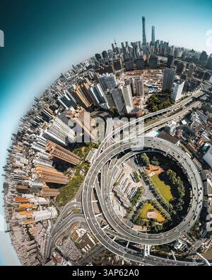 Luftaufnahme der Nanpu-Brücke und der komplexen Anschlussstraße in Shanghai, China. Stockfoto