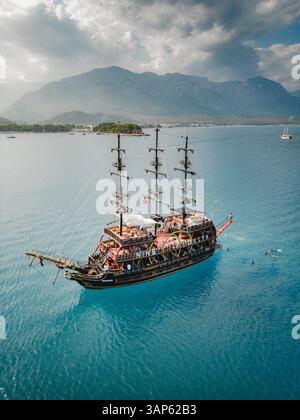 Kemer, Türkei - 13. Oktober 2022: Aus der Vogelperspektive schwimmende Piratenschiffe. Stockfoto