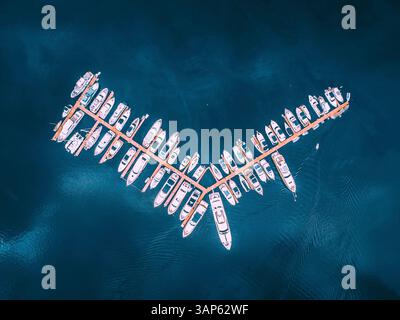 Blick aus der Vogelperspektive auf Luxusyachten am Pier im Meer, Manila, Philippinen. Stockfoto