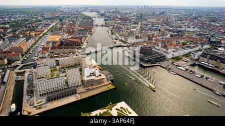 Blick aus der Vogelperspektive auf die wunderschöne Stadtlandschaft mit dem lebhaften Hafen und dem königlichen dänischen Spielhaus in kopenhagen, dänemark. Stockfoto