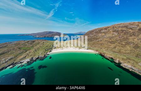 Blick aus der Vogelperspektive auf das ruhige Loch Crabhadal, umgeben von Sandstrand und grünen Hügeln, isle of harris, schottland. Stockfoto