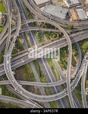 Luftaufnahme des mehrstufigen Verkehrs in Toyko, Japan. Stockfoto