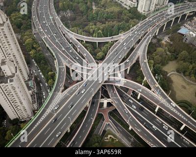 Luftaufnahme des mehrstufigen Verkehrs in Shanghai, China. Stockfoto