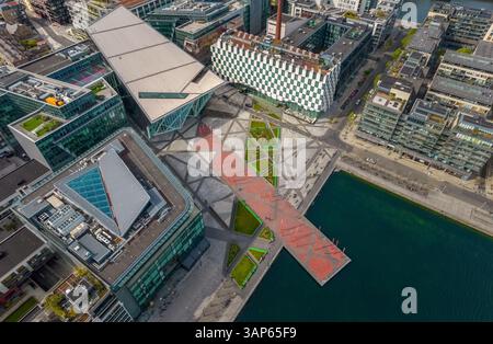 Blick aus der Vogelperspektive auf den Grand Canal und den Grand Canal Square, Dublin, Irland. Stockfoto