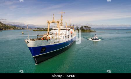 Aus der Vogelperspektive von Kreuzfahrtschiffen, die auf ruhigem blauem Wasser mit einem ruhigen Himmel und Wolken segeln, offenem Meer. Stockfoto