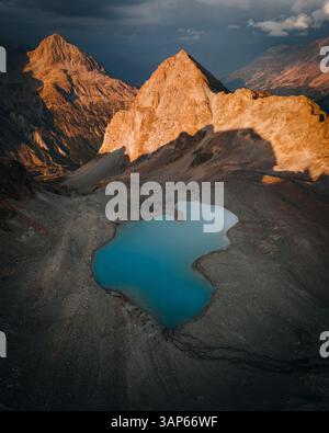Blick aus der Vogelperspektive auf den ruhigen See mit majestätischen Bergen bei Sonnenuntergang, Sils, Kanton Graubunden, Schweiz. Stockfoto