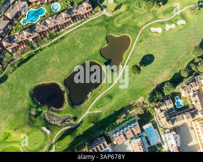 Blick aus der Vogelperspektive auf Islantilla Golf Resort mit schönem Golfplatz, Teichen und Wohngebäuden, Isla Cristina, Huelva, Spanien. Stockfoto