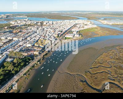 Blick aus der Vogelperspektive auf die malerische Isla Cristina mit ruhiger Küste, Fluss und Booten, Huelva, Spanien. Stockfoto