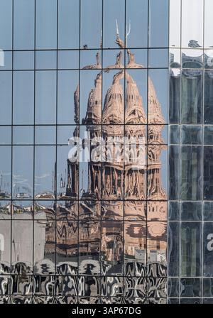 Reflexion der Kuppel des Texas State Capitol in den vielen Glasfenstern des modernen Wolkenkratzers in Austin Stockfoto