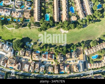 Blick aus der Vogelperspektive auf das Islantilla Golf Resort mit schöner Wohngegend, Swimmingpools und üppigem Grün, Isla Cristina, Huelva, Spanien. Stockfoto