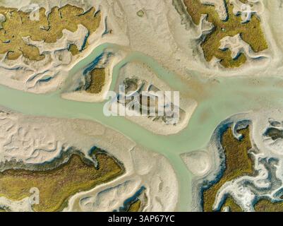 Blick aus der Vogelperspektive auf die wunderschöne Bahia de Cadiz mit sich schlängelnden Flüssen und Feuchtgebieten, Chiclana de la Frontera, Cadiz, Spanien. Stockfoto