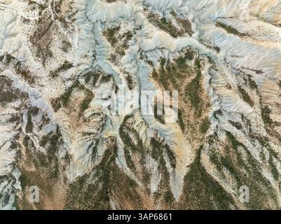 Aus der Vogelperspektive auf die atemberaubende Tabernas-Wüste mit rauem Gelände und einzigartigen Mustern, Tabernas, Almeria, Spanien. Stockfoto
