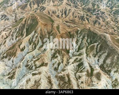 Aus der Vogelperspektive auf raues Gelände und geologische Formationen in der trockenen Tabernas-Wüste, Tabernas, Almeria, Spanien. Stockfoto