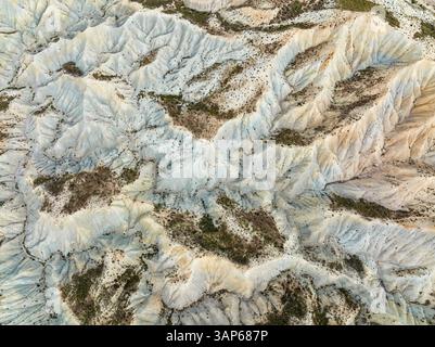 Aus der Vogelperspektive der rauen und kargen Tabernas-Wüste mit einzigartigen Mustern und Texturen, Tabernas, Almeria, Spanien. Stockfoto