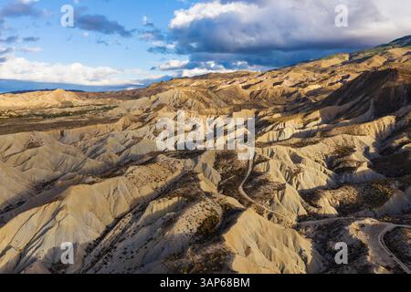 Aus der Vogelperspektive auf die wunderschöne Wüste Tabernas mit zerklüfteten Bergen und weiten Tälern unter einem ruhigen Himmel, Tabernas, Provincia de Almeria, Spanien. Stockfoto