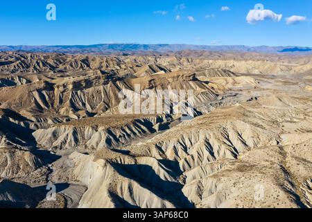 Aus der Vogelperspektive auf die Wüste Tabernas mit zerklüfteten Felsformationen und einer weiten trockenen Landschaft, Gador, Provinz Almeria, Spanien. Stockfoto