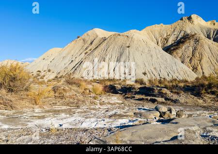 Aus der Vogelperspektive auf die weite und trockene Tabernas-Wüste mit zerklüfteten Felsformationen und karger Vegetation, Tabernas, Provincia de Almeria, Spanien. Stockfoto