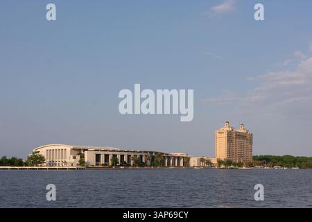 Das Conference Center and Westin Hotel liegt direkt gegenüber vom historischen Viertel und kann mit der Fähre in Savannah, Georgia, erreicht werden. Stockfoto