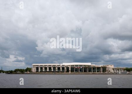 Das Savannah Conference Center and Westin Hotel liegt gegenüber dem Savannah River vom Historic District und kann mit der Fähre erreicht werden. Stockfoto