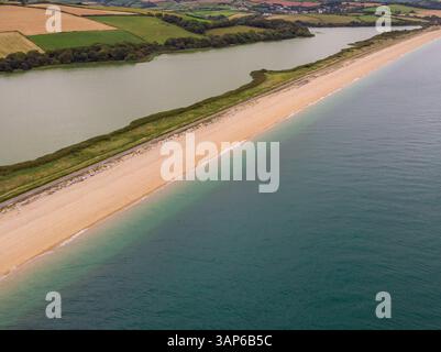 Aus der Vogelperspektive auf Start Bay, Slapton Ley Nature Reserve und Slapton Sands in der Nähe von Torcross, South Devon, Großbritannien. Stockfoto