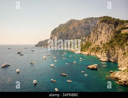Luftaufnahme der Boote, die im Meer vor Capri, der Bucht von Neapel, im Sommer, Süditalien versammelt sind. Stockfoto