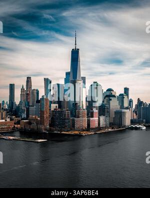 Luftaufnahme der Skyline von New York City mit One World Trade Center in Frame von der Hoboken Station in New Jersey, USA. Stockfoto