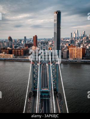 Luftaufnahme der leeren Straßen über der Manhattan Bridge während COVID in New York City, USA Stockfoto