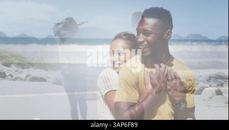 Zusammengesetzt aus glücklichem afroamerikanischen Paar, das sich umgibt und am Strand spaziert Stockfoto