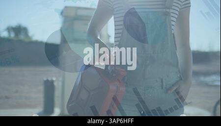 Bild der Finanzdatenverarbeitung über Frau an der Tankstelle Stockfoto