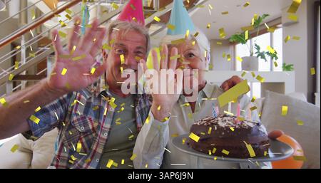 Glückliches weißes Seniorenpaar in Partyhüten, das Geburtstagsbild mit Kuchen und goldenem Konfetti anruft Stockfoto