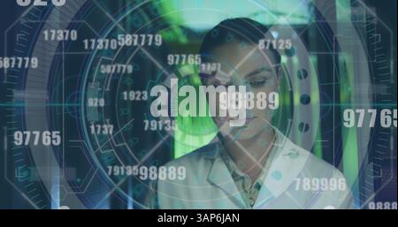 Abbildung von Zahlenänderungen und ScopeScans über weiblichen IT-Ingenieuren und Computerservern Stockfoto
