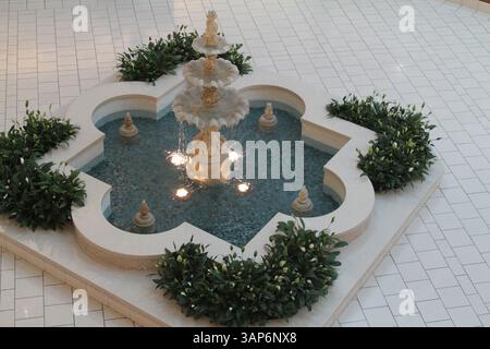 Palm Beach Gardens, FL, USA. Wasserbrunnen in der Gardens Mall. Stockfoto