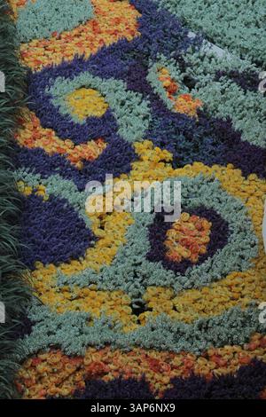 Palm Beach Gardens, FL, USA. Künstliches Blumendesign in der Gardens Mall Stockfoto