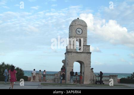 Palm Beach, Florida, USA. Blick auf den Worth Avenue Clock Tower. Stockfoto