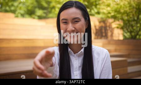 Asiatisch Koreanisch Japanisch Frau verlängern Hand Gruß lächelnd freundliches Mädchen Geschäftsfrau Business City Startup Leader HR Manager Handshake Willkommen Stockfoto