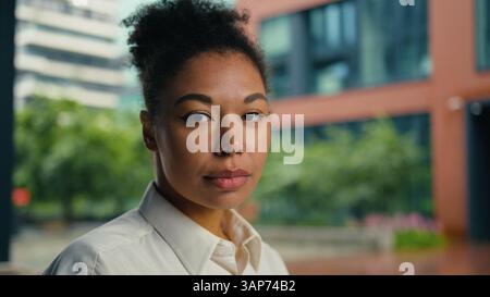 Seitenansicht selbstbewusste erfolgreiche Afroamerikanerin drehen Kopf Blick auf Kamera ernsthaftes Gesicht Porträt trauriges verärgertes Mädchen weibliche Geschäftsfrau Geschäft Stockfoto