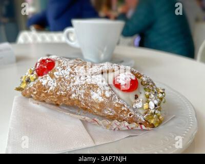 Cannoli auf Teller mit Cappuccino. Essen und Trinken. Traditionelles italienisches Dessert. Stockfoto