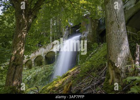 Altes Wasserkraftwerk Niezelgrund Wasserfall Lohmenschlucht Stockfoto