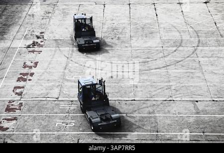 Verladung von LKW-Traktoren im Hafen von Newcastle nach der Arbeit auf dem Parkplatz vor der Fähre Stockfoto