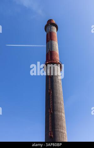 Rauch-, Schornstein- und Dampfspur aus Flugzeugen, Voest Alpine Stahlwerk, Donawitz, Leoben, Steiermark, Österreich, Europa Stockfoto