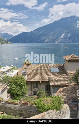 Blick über die Dächer des alten Stadtzentrums von Limone Sul Garda auf das Wasser des Gardasees, Lago di Gardasee Stockfoto