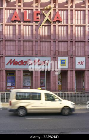 Verkehr im beliebten Berliner Einkaufszentrum Alexa Stockfoto