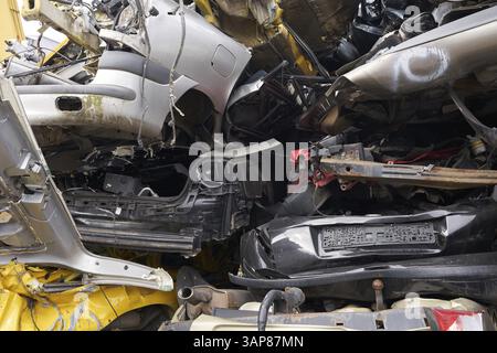 Autos auf dem Schrottplatz eines Auto-Recycling-Zentrums Stockfoto