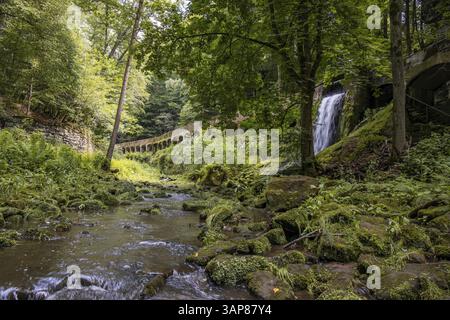 Altes Wasserkraftwerk Niezelgrund Wasserfall Lohmenschlucht Stockfoto
