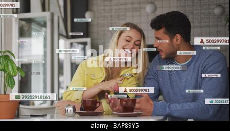 Bild von Social-Media-Ikonen, die über glückliches weißes Paar schweben, indem sie ein Smartphone beim Kaffee verwenden Stockfoto