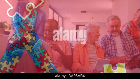 Bild eines bunten Puzzleteils über älteren Freunden mit Tablets Stockfoto