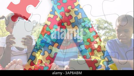 Bild eines bunten Puzzleteils über Schulkindern mit Tablets Stockfoto